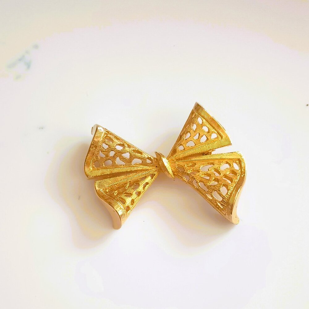 Sphinx Vintage Bow Tie Brooch Gold Tone Filigree Ribbon Pin